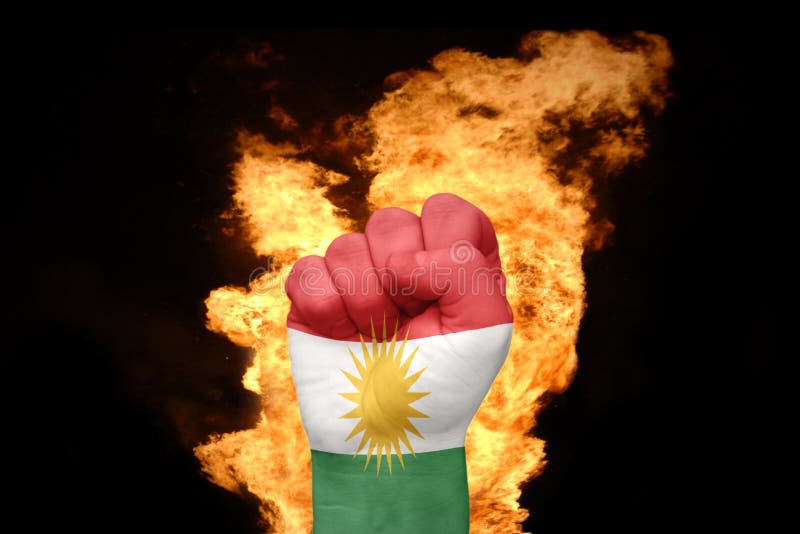 Mettez le feu au poing avec le drapeau national du Kurdistan