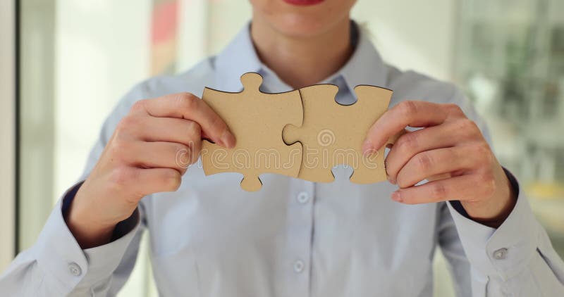 Mettre les dernières pièces du puzzle dans les mains des femmes. trouver une solution et une action métier banque de vidéos