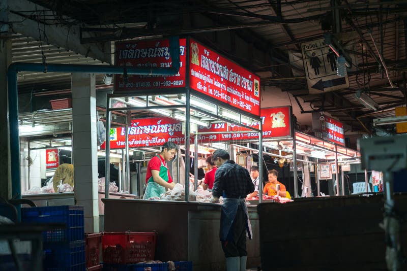 Metzger arbeiten spät in den Straßenmarkt, die Fleisch zubereiten und verkaufen lizenzfreie stockfotografie Metzger arbeiten spät in den Straßenmarkt, die Fleisch zubereiten und verkaufen lizenzfreie stockfotografie