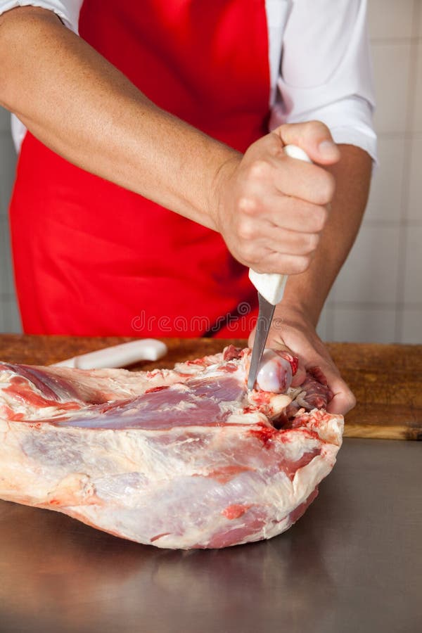 Metzger Cutting Meat With, das Messer entbeint