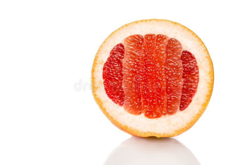 Metà matura degli agrumi del pompelmo rosa isolati su fondo bianco fotografie stock libere da diritti Metà matura degli agrumi del pompelmo rosa isolati su fondo bianco fotografie stock libere da diritti