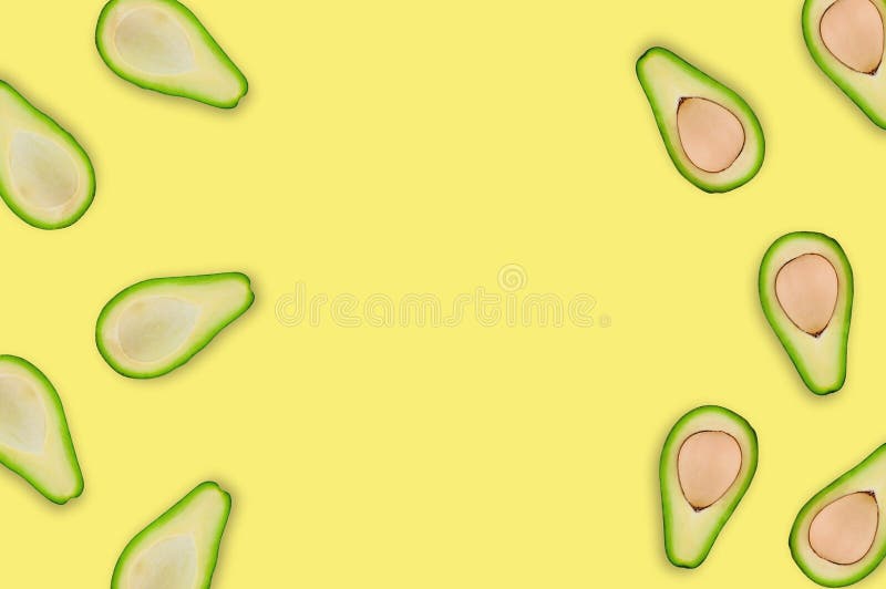 Metà sparse con e senza i noccioli dell'avocado organico sulla tavola gialla in cucina o nel mercato immagini stock libere da diritti Metà sparse con e senza i noccioli dell'avocado organico sulla tavola gialla in cucina o nel mercato immagini stock libere da diritti