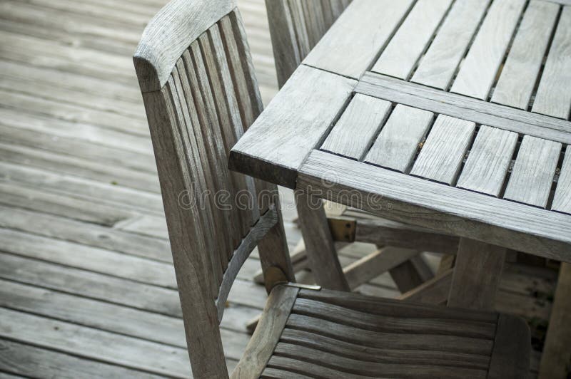 Meubles de jardin de teck sur une terrasse en bois au printemps photographie stock Meubles de jardin de teck sur une terrasse en bois au printemps photographie stock