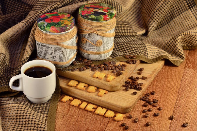 Meus melhores amigos Copo de café e um texto, composto dos biscoitos imagem de stock Meus melhores amigos Copo de café e um texto, composto dos biscoitos imagem de stock