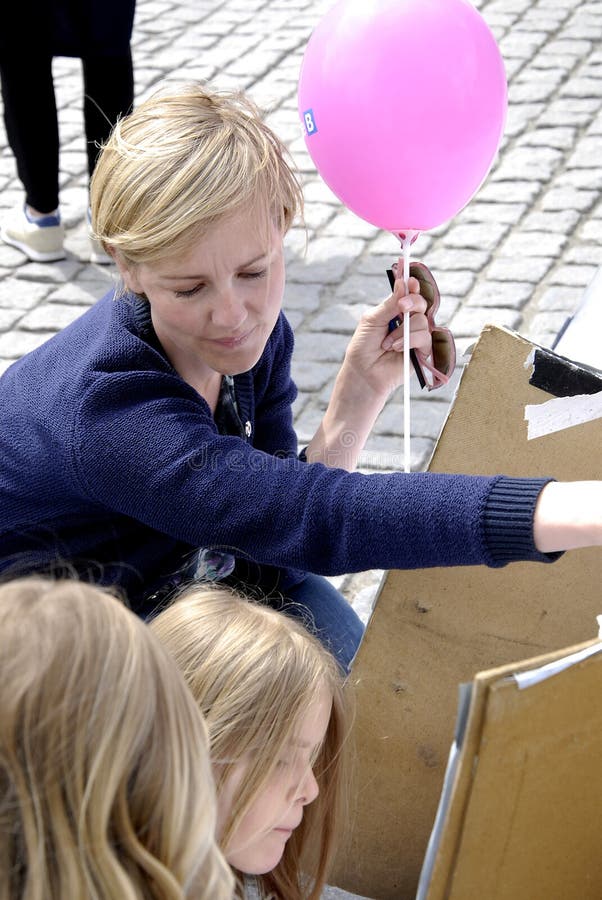 MEVROUW IDA AUKEN_COMPAIGN VOOR HERVERKIEZINGEN royalty-vrije stock afbeelding MEVROUW IDA AUKEN_COMPAIGN VOOR HERVERKIEZINGEN royalty-vrije stock afbeelding