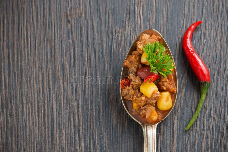 Mexicaans schotelchili con carne in een lepel op een houten achtergrond stock foto's Mexicaans schotelchili con carne in een lepel op een houten achtergrond stock foto's
