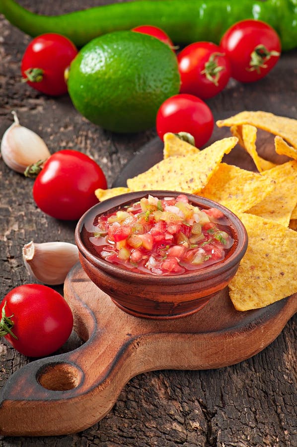 Mexicaanse van nachospaanders en salsa onderdompeling stock afbeelding Mexicaanse van nachospaanders en salsa onderdompeling stock afbeelding