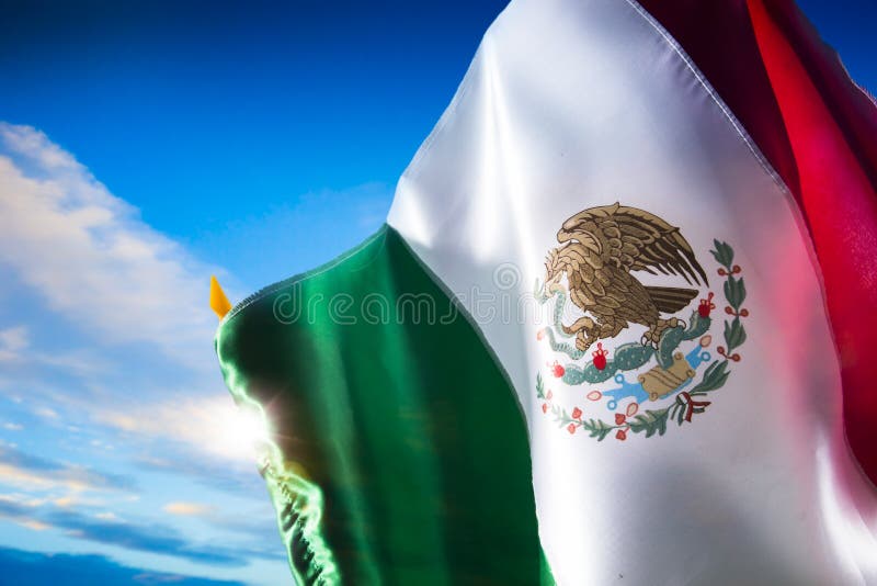 Mexicaanse vlag tegen een heldere hemel, onafhankelijkheidsdag, cinco DE ma royalty-vrije stock afbeelding Mexicaanse vlag tegen een heldere hemel, onafhankelijkheidsdag, cinco DE ma royalty-vrije stock afbeelding