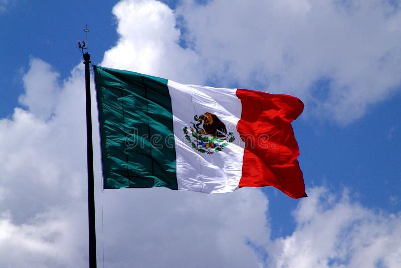 Bandiera messicana su sky presa di Leon guanajuato pari a tre bande verticali di verde (paranco a lato), di bianco e di rosso, lo stemma un'aquila appollaiata su un cactus con un serpente nel becco) è centrato nella banda bianca 