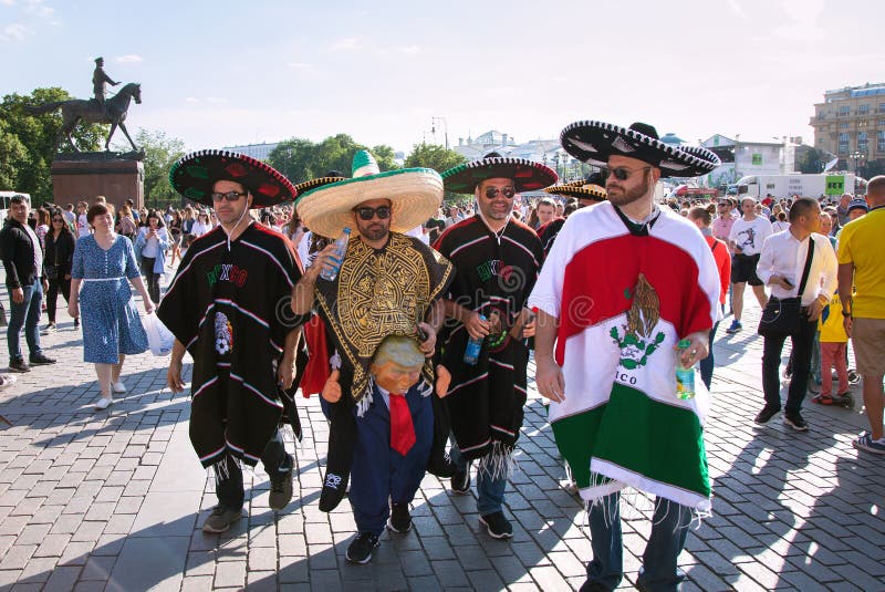 Fan De Futebol Mexicanos No Quadrado Vermelho Em Moscou Sombreiros E  Ponchos Mexicanos Famosos Campeonato Do Mundo Do Futebol Fotografia  Editorial - Imagem de chapéu, evento: 119307792