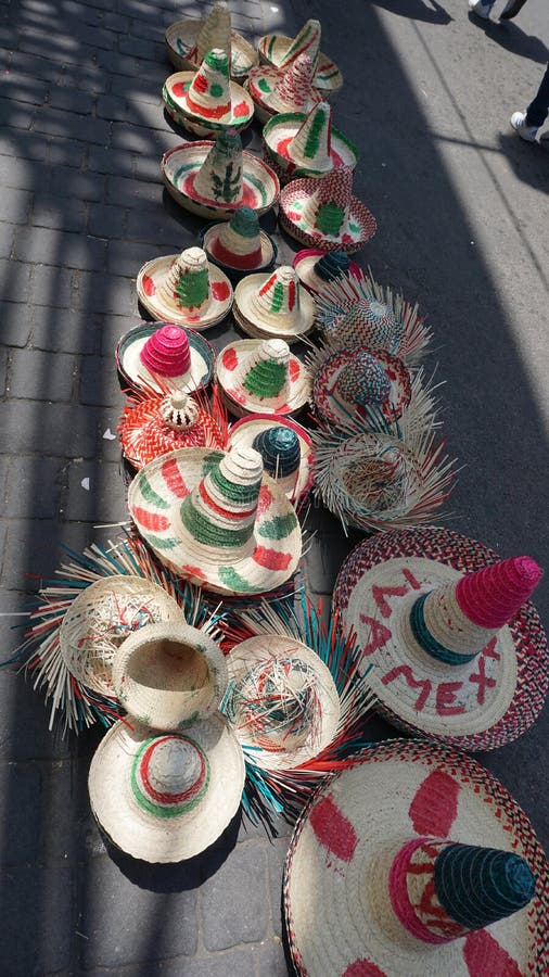 Mexičan palma klobouky sombrera, ozdobený barvy z mexiko a fráze vše přes stanoví v patro na být prodané na veřejnost v nezávislost průvod.