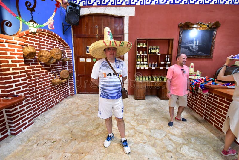 Fan De Futebol Mexicanos No Quadrado Vermelho Em Moscou Sombreiros E  Ponchos Mexicanos Famosos Campeonato Do Mundo Do Futebol Fotografia  Editorial - Imagem de chapéu, evento: 119307792