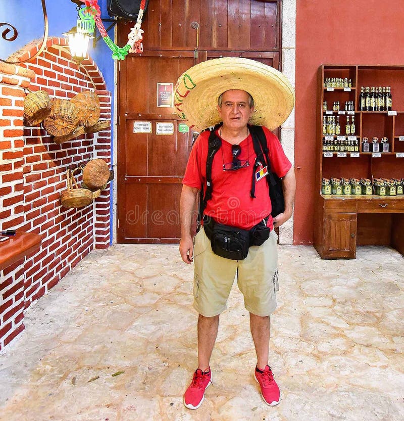 Fan De Futebol Mexicanos No Quadrado Vermelho Em Moscou Sombreiros E  Ponchos Mexicanos Famosos Campeonato Do Mundo Do Futebol Fotografia  Editorial - Imagem de chapéu, evento: 119307792