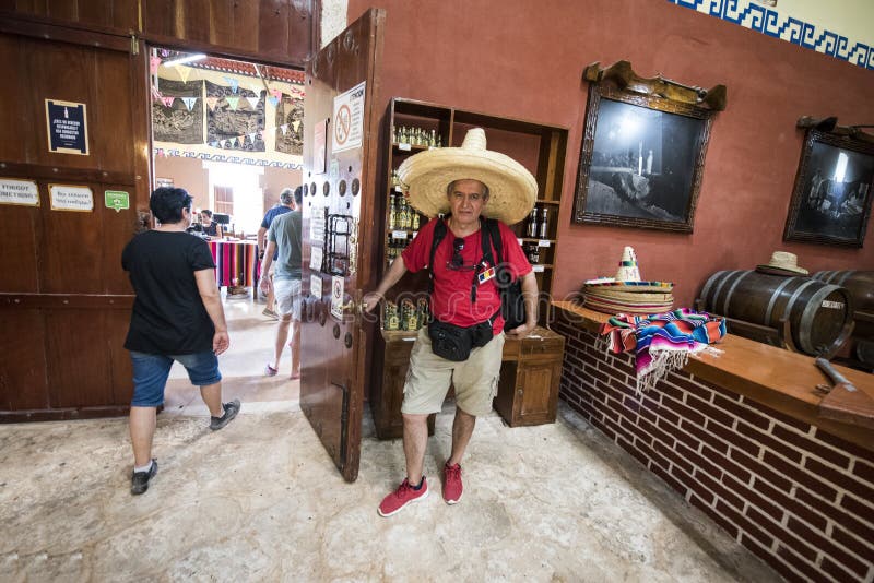 Fan De Futebol Mexicanos No Quadrado Vermelho Em Moscou Sombreiros E  Ponchos Mexicanos Famosos Campeonato Do Mundo Do Futebol Fotografia  Editorial - Imagem de chapéu, evento: 119307792