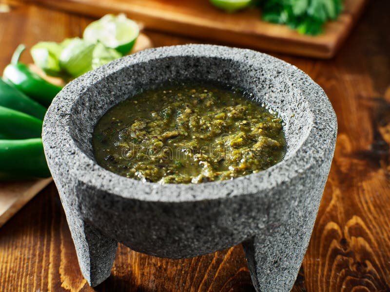 Mexicansk salsaverde i traditionellt stenar molcajete royaltyfri fotografi Mexicansk salsaverde i traditionellt stenar molcajete royaltyfri fotografi