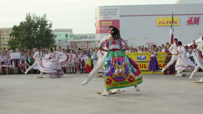 Mexicansk traditionell dans på den internationella folklorefestivalen