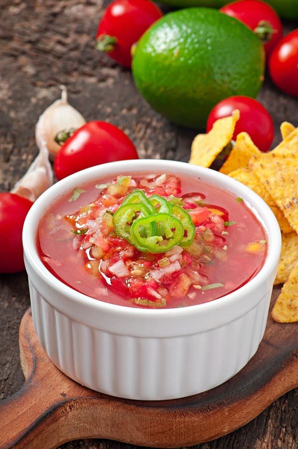 Mexicanska nachochiper och salsadopp fotografering för bildbyråer Mexicanska nachochiper och salsadopp fotografering för bildbyråer