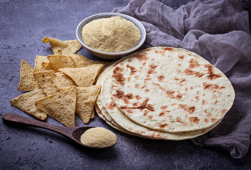 Mexicanska tortillor, nachochiper och havremjöl royaltyfria foton Mexicanska tortillor, nachochiper och havremjöl royaltyfria foton