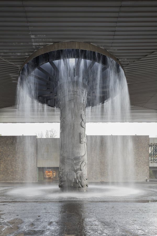 MEXICO-CITY - AUGUSTUS 1, 2016: Het plein van het Nationale Museum van Antropologie van Mexico royalty-vrije stock foto MEXICO-CITY - AUGUSTUS 1, 2016: Het plein van het Nationale Museum van Antropologie van Mexico royalty-vrije stock foto