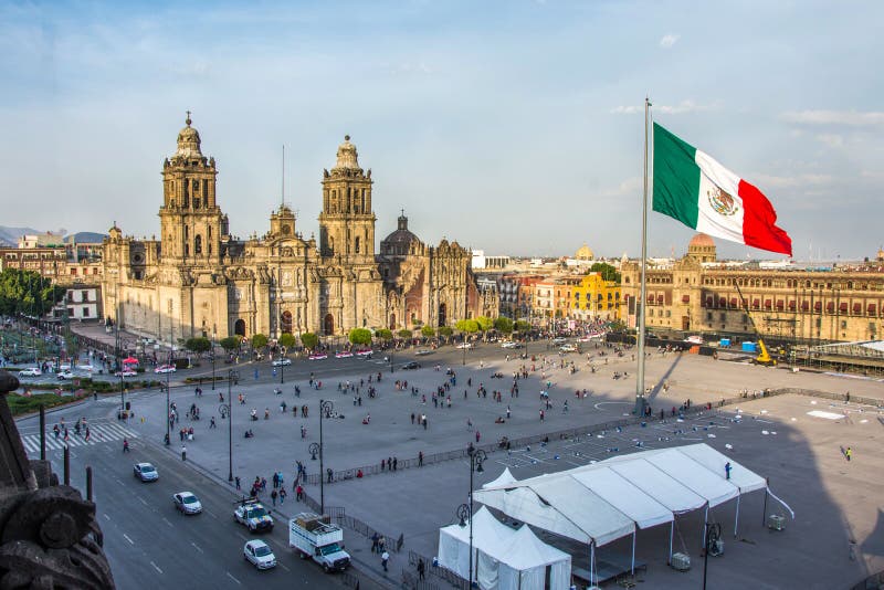 MEXICO-CITY - 5 FEBRUARI, 2017: Mening van grondwets de Vierkante Zocalo van de koepel van de Metropolitaanse Kathedraal stock afbeelding MEXICO-CITY - 5 FEBRUARI, 2017: Mening van grondwets de Vierkante Zocalo van de koepel van de Metropolitaanse Kathedraal stock afbeelding