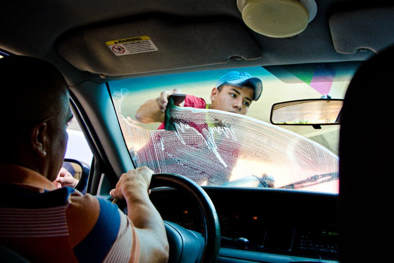 Mexico, Mexique - 12 avril 2012 Fenêtre de voiture de nettoyage d'homme sur des lumières de carrefour photo stock Mexico, Mexique - 12 avril 2012 Fenêtre de voiture de nettoyage d'homme sur des lumières de carrefour photo stock