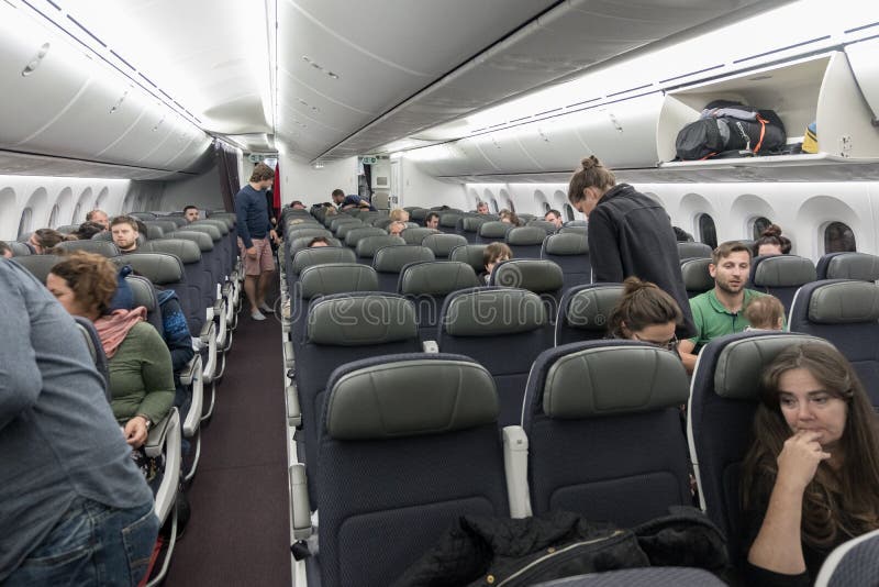 MEXICO - NOVEMBER 22, 2017: Het Binnenland van Aeromexicoboeing 787Â Dreamliner met Mensen stock afbeelding MEXICO - NOVEMBER 22, 2017: Het Binnenland van Aeromexicoboeing 787Â Dreamliner met Mensen stock afbeelding