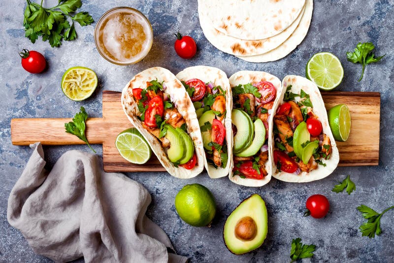Mexikan grillade fega taco med avokadot, tomat, lök på den lantliga stentabellen Recept för det Cinco de Mayo partiet arkivbild Mexikan grillade fega taco med avokadot, tomat, lök på den lantliga stentabellen Recept för det Cinco de Mayo partiet arkivbild