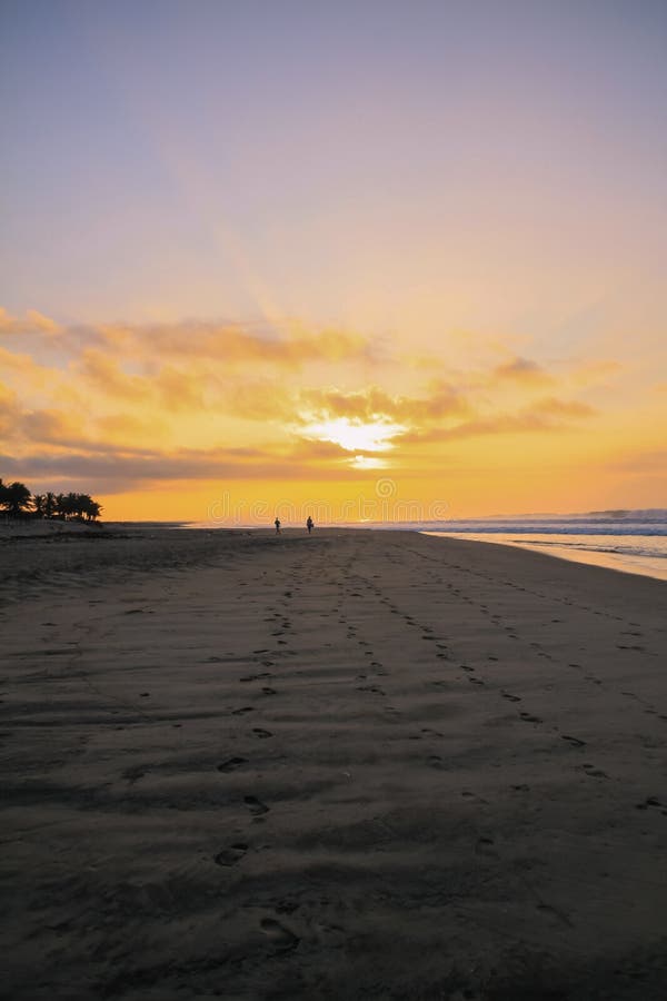 Mexikanische Fischer, die auf Strand des Pazifischen Ozeans bei Sonnenaufgang gehen lizenzfreie stockfotos Mexikanische Fischer, die auf Strand des Pazifischen Ozeans bei Sonnenaufgang gehen lizenzfreie stockfotos