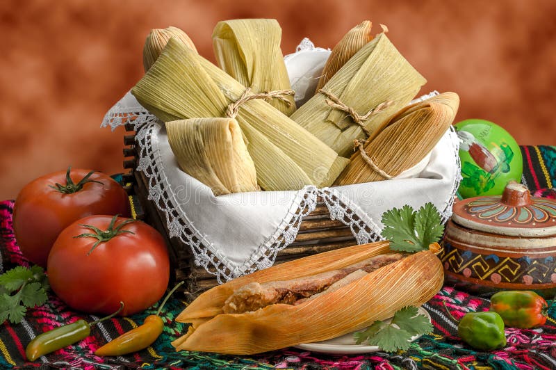 Mexikanische gefüllte Maismehltaschen gemacht vom Mais und vom Huhn lizenzfreie stockfotos Mexikanische gefüllte Maismehltaschen gemacht vom Mais und vom Huhn lizenzfreie stockfotos