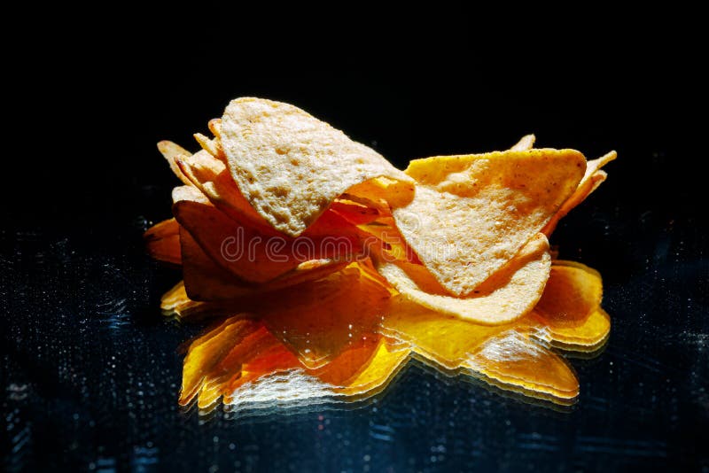 Mexikanische Nachostortilla-chips stapeln schwarzen Hintergrund