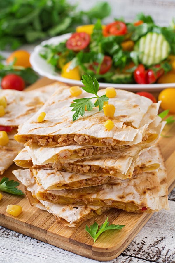 Mexikanische Quesadillaverpackung mit Huhn, Mais und Gemüsepaprika stockfoto Mexikanische Quesadillaverpackung mit Huhn, Mais und Gemüsepaprika stockfoto