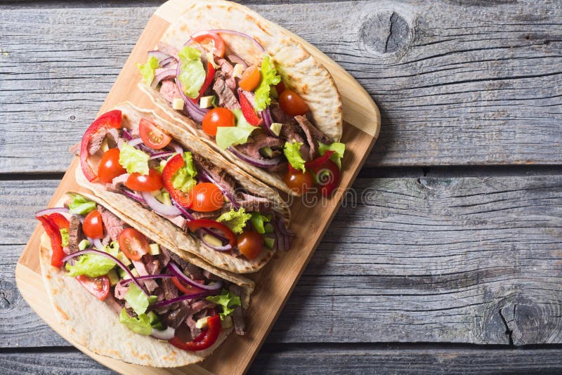 Mexikanische Schweinefleischtacos Stockbild - Bild von teller, schnell ...