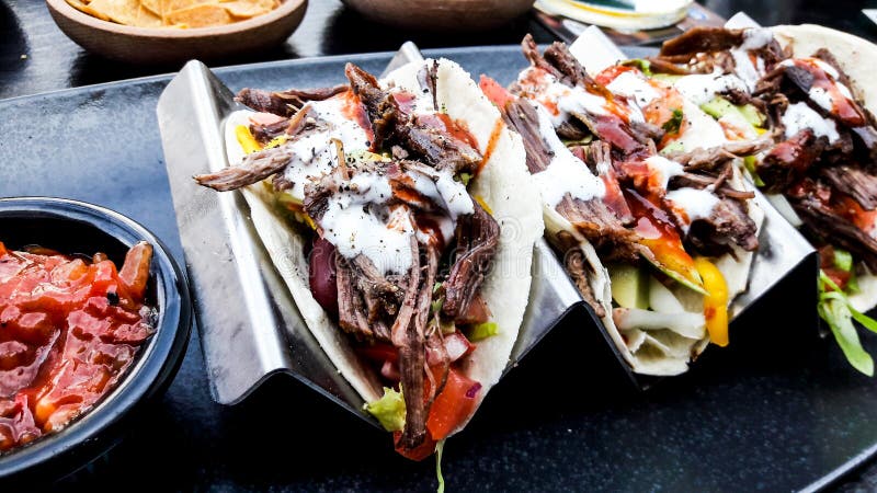 Mexikanische Tacos mit Rindfleisch und Salsa/Bad sauce an der Stange draußen lizenzfreie stockfotos Mexikanische Tacos mit Rindfleisch und Salsa/Bad sauce an der Stange draußen lizenzfreie stockfotos