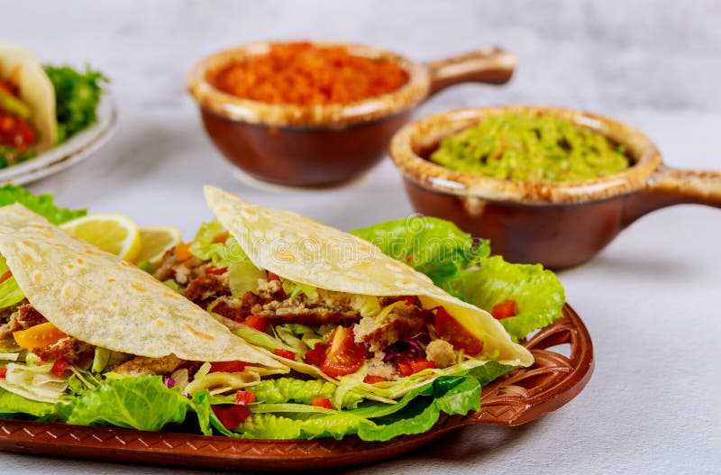 Mexikanische Weiche Tortillas Mit Salsa Und Guacamol Stockbild - Bild ...