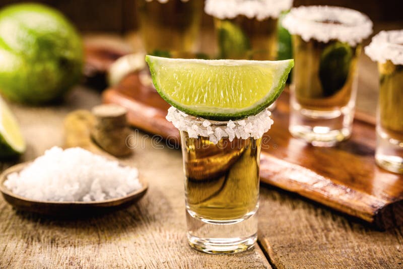 Tequila mit Zitrone stockbild. Bild von getränk, alkoholiker - 18134941