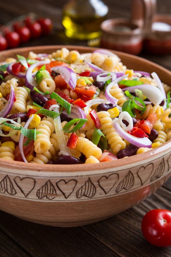 Mexikanischer Nudelsalat Mit Roter Bohne, Mais, Tomate, Zwiebel Und ...