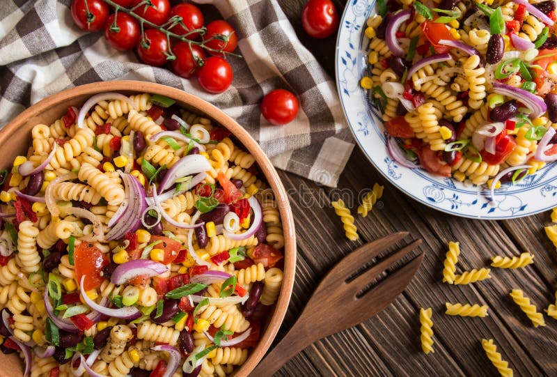 Mexikanischer Nudelsalat Mit Roter Bohne, Mais, Tomate, Zwiebel Und ...