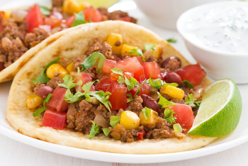 Mexikanischer Snack - Tortilla Mit Chili Con Carne Und Tomatensalsa ...