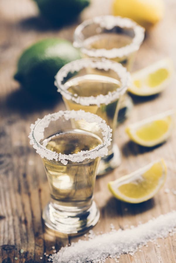 Mexikanischer Tequila Mit Zitrone Auf Holztisch Stockfoto - Bild von ...