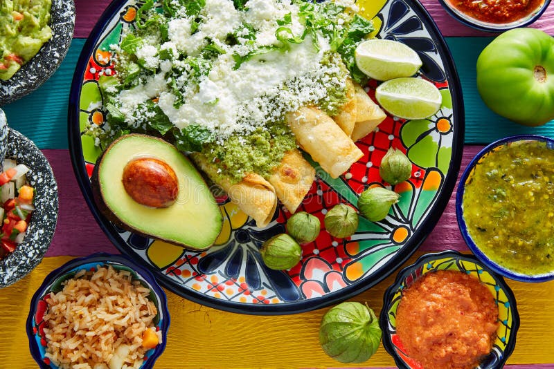 Mexikanisches Lebensmittel der grünen Enchiladas mit Guacamolen stockbilder Mexikanisches Lebensmittel der grünen Enchiladas mit Guacamolen stockbilder