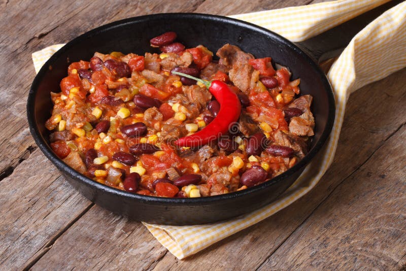 Mexikanisches Lebensmittel ist chili con carne in einer Bratpfanne stockfotografie Mexikanisches Lebensmittel ist chili con carne in einer Bratpfanne stockfotografie