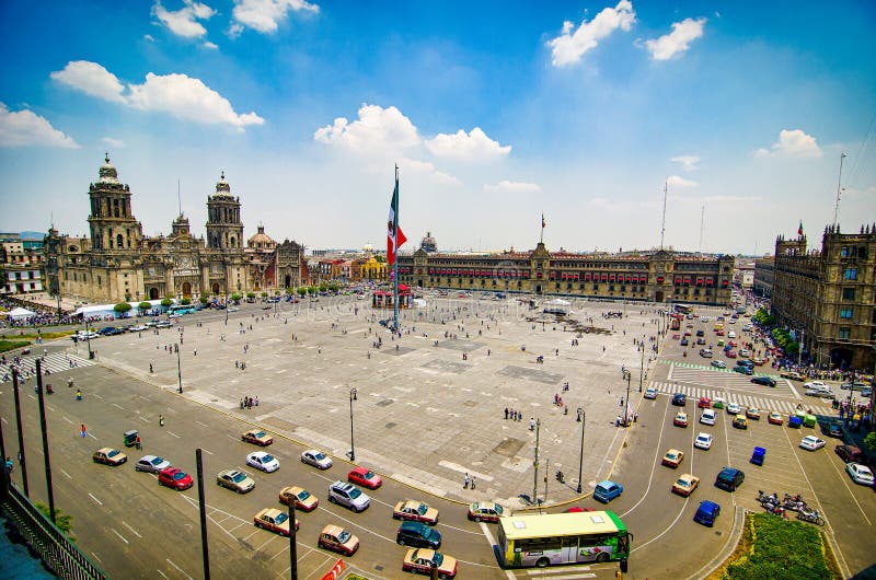 Mexiko City, Mexiko - 12. April 2012 Hauptplatz Zocalo mit Kathedrale lizenzfreie stockbilder Mexiko City, Mexiko - 12. April 2012 Hauptplatz Zocalo mit Kathedrale lizenzfreie stockbilder