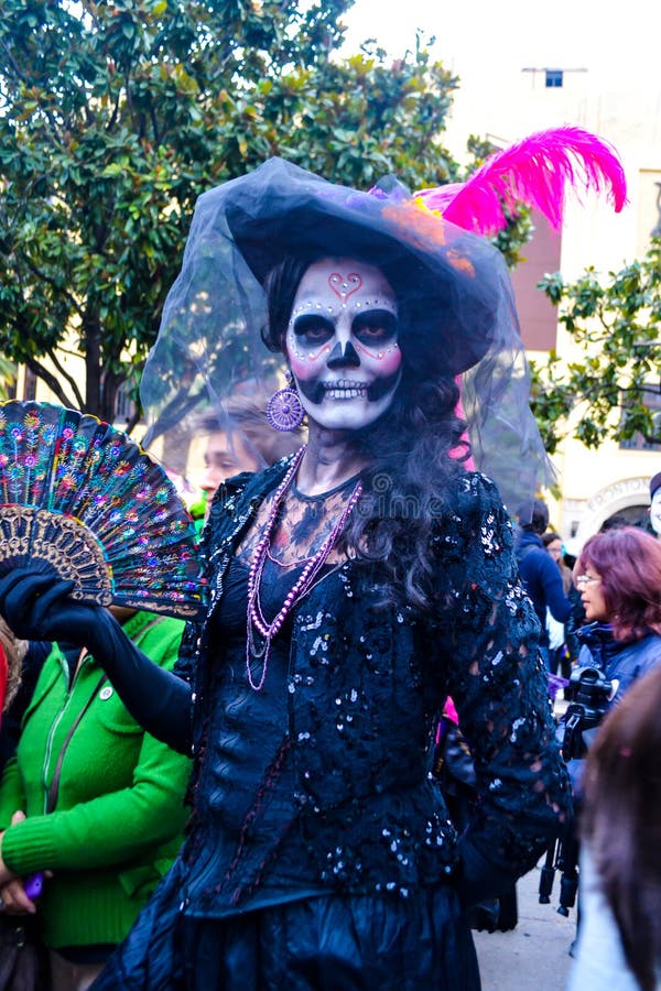 Mexiko City, Mexiko; Am 1. November 2015: Porträt einer Frau in catrina Verkleidung am Tag der toten Feier in Mexiko City stockbild Mexiko City, Mexiko; Am 1. November 2015: Porträt einer Frau in catrina Verkleidung am Tag der toten Feier in Mexiko City stockbild