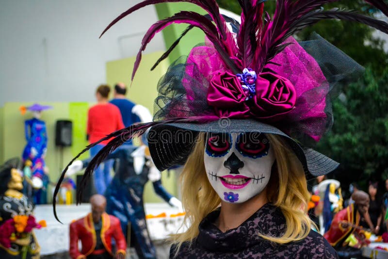 Mexiko City, Mexiko; Am 1. November 2015: Schöne junge Frau in der Verkleidung am Tag der toten Feier in Mexiko City lizenzfreies stockfoto Mexiko City, Mexiko; Am 1. November 2015: Schöne junge Frau in der Verkleidung am Tag der toten Feier in Mexiko City lizenzfreies stockfoto