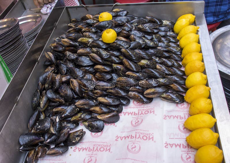 Mexilhões e limão em Istambul imagem de stock Mexilhões e limão em Istambul imagem de stock
