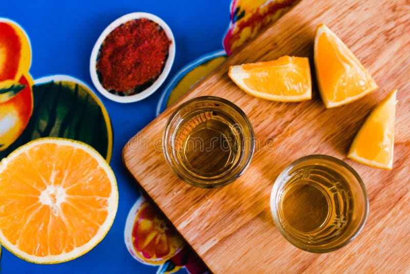 Mezcal schoot met Spaanse peperzout en agaveworm, Mexicaanse drank in Mexico royalty-vrije stock foto's Mezcal schoot met Spaanse peperzout en agaveworm, Mexicaanse drank in Mexico royalty-vrije stock foto's
