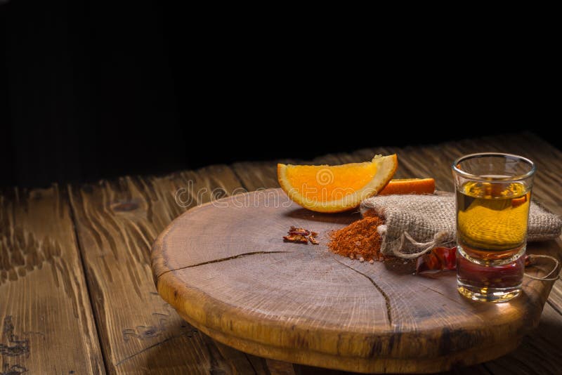 Mezcal сняло мексиканское питье с оранжевыми кусками, перцем chili и солью червя в Оахака Мексике стоковые фото Mezcal сняло мексиканское питье с оранжевыми кусками, перцем chili и солью червя в Оахака Мексике стоковые фото