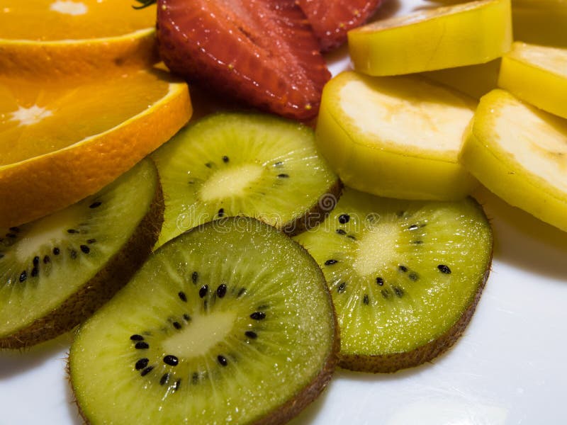 Mezcla de frutas tropicales: kiwi, naranjas, plátano, y fresas imagen de archivo libre de regalías Mezcla de frutas tropicales: kiwi, naranjas, plátano, y fresas imagen de archivo libre de regalías