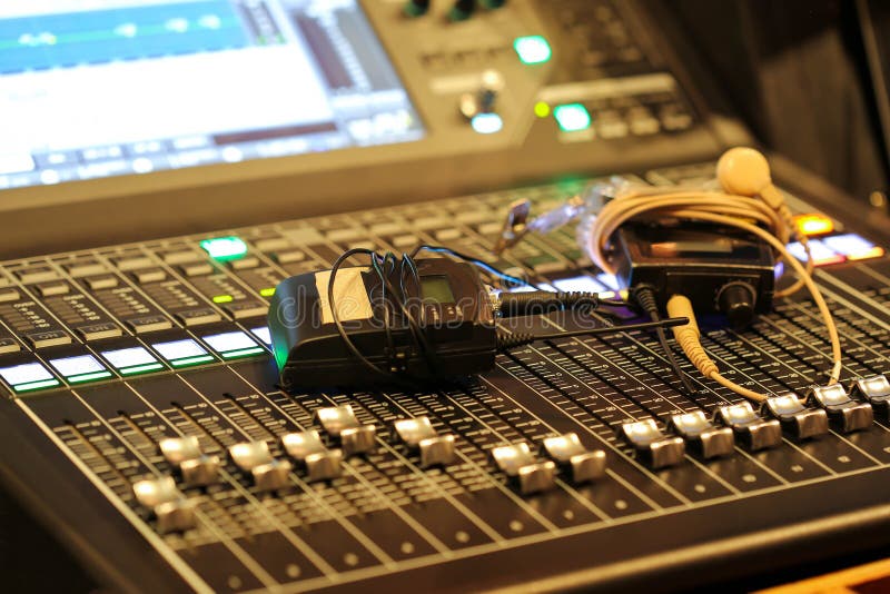 Mezclador audio profesional y auriculares profesionales en el Reco foto de archivo Mezclador audio profesional y auriculares profesionales en el Reco foto de archivo
