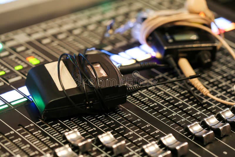 Mezclador audio profesional y auriculares profesionales en el Reco imagenes de archivo Mezclador audio profesional y auriculares profesionales en el Reco imagenes de archivo